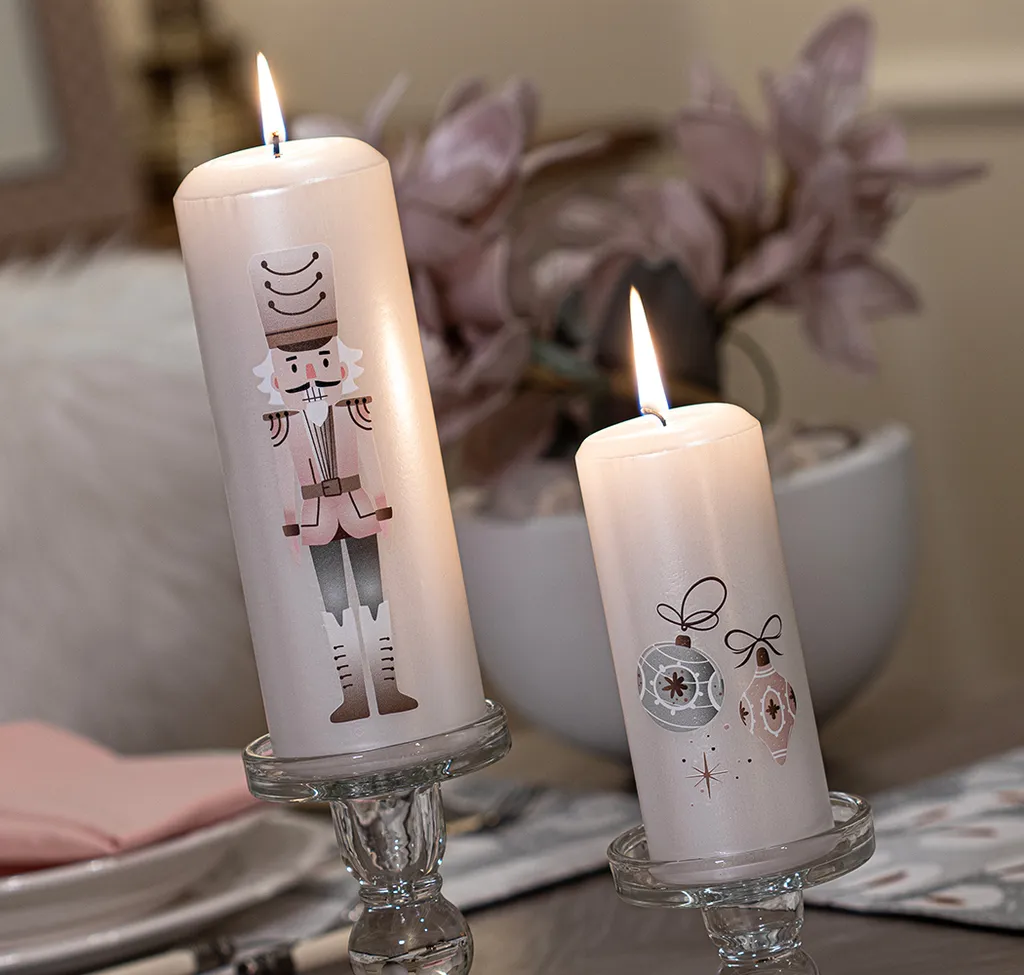 bila-vanocni-svicka-s-ruzovym-louskackem-m (1).webp